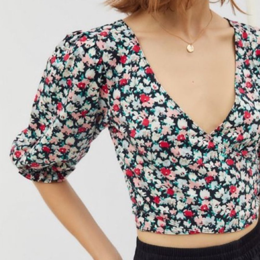 UO | Floral Surplice Wrap Cropped Top - M